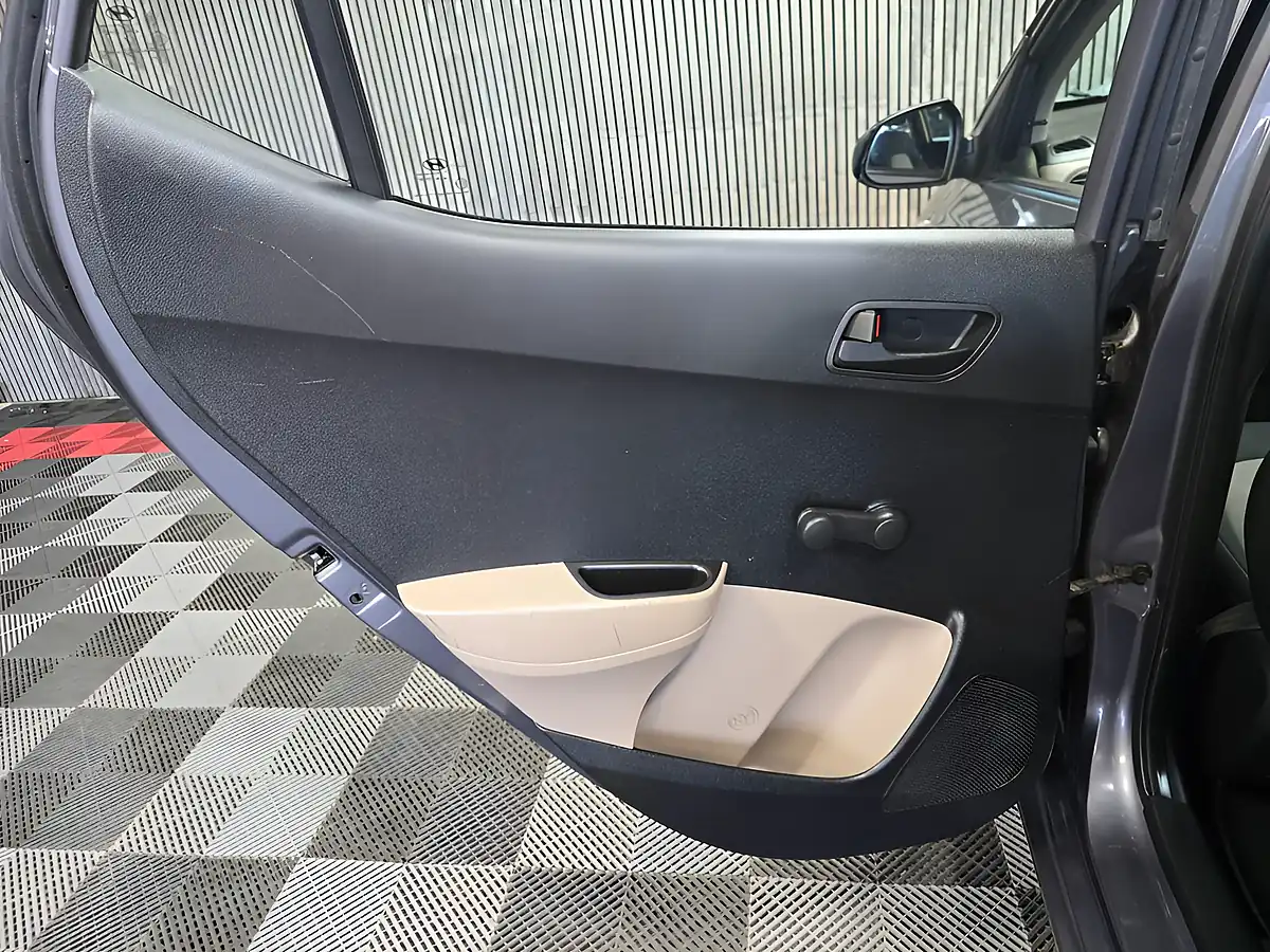 Used 2015 Hyundai I10 S Grey - Interior and Exterior details 11