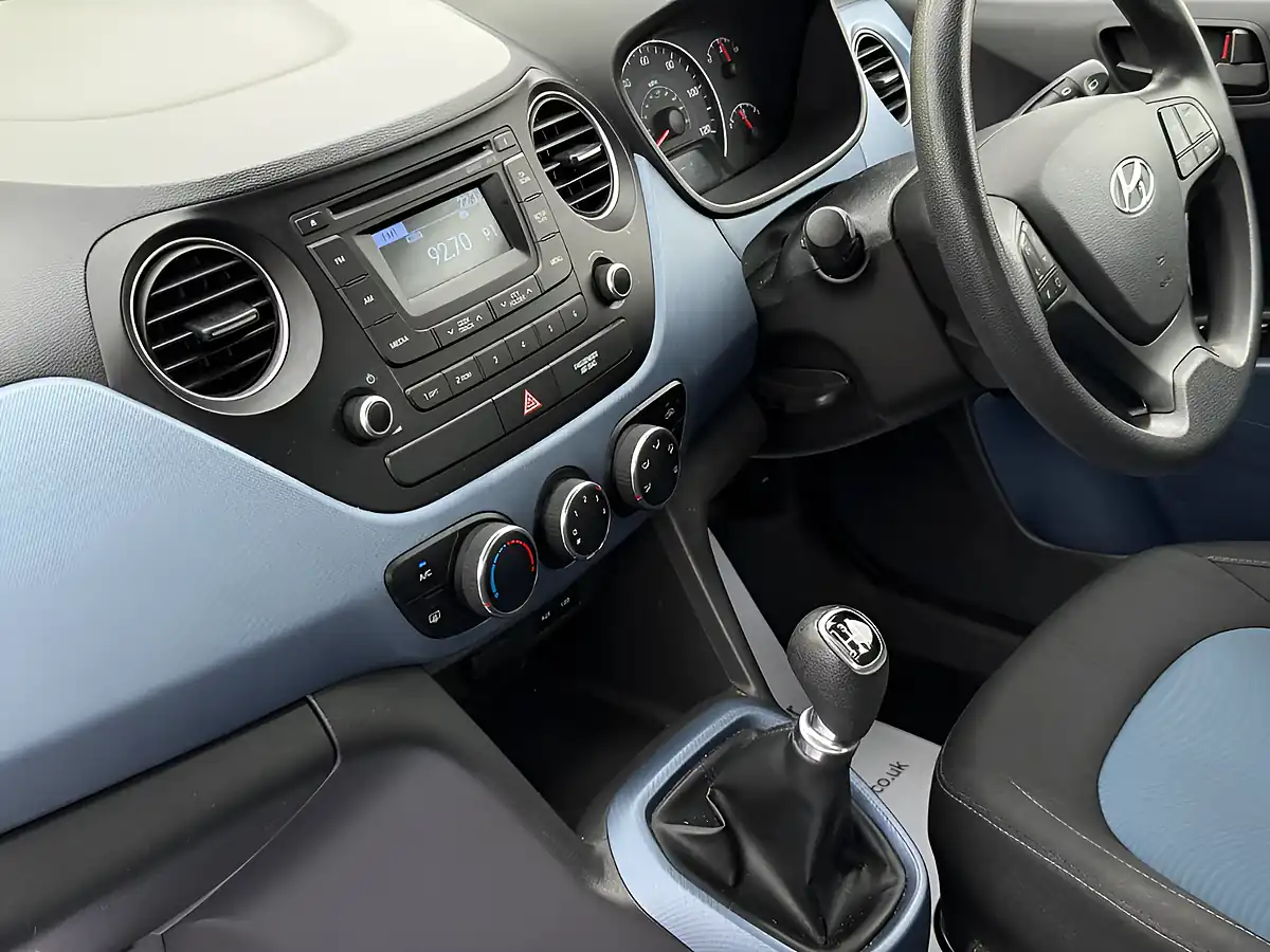 Used 2015 Hyundai i10 Se Black - Interior and Exterior details 13