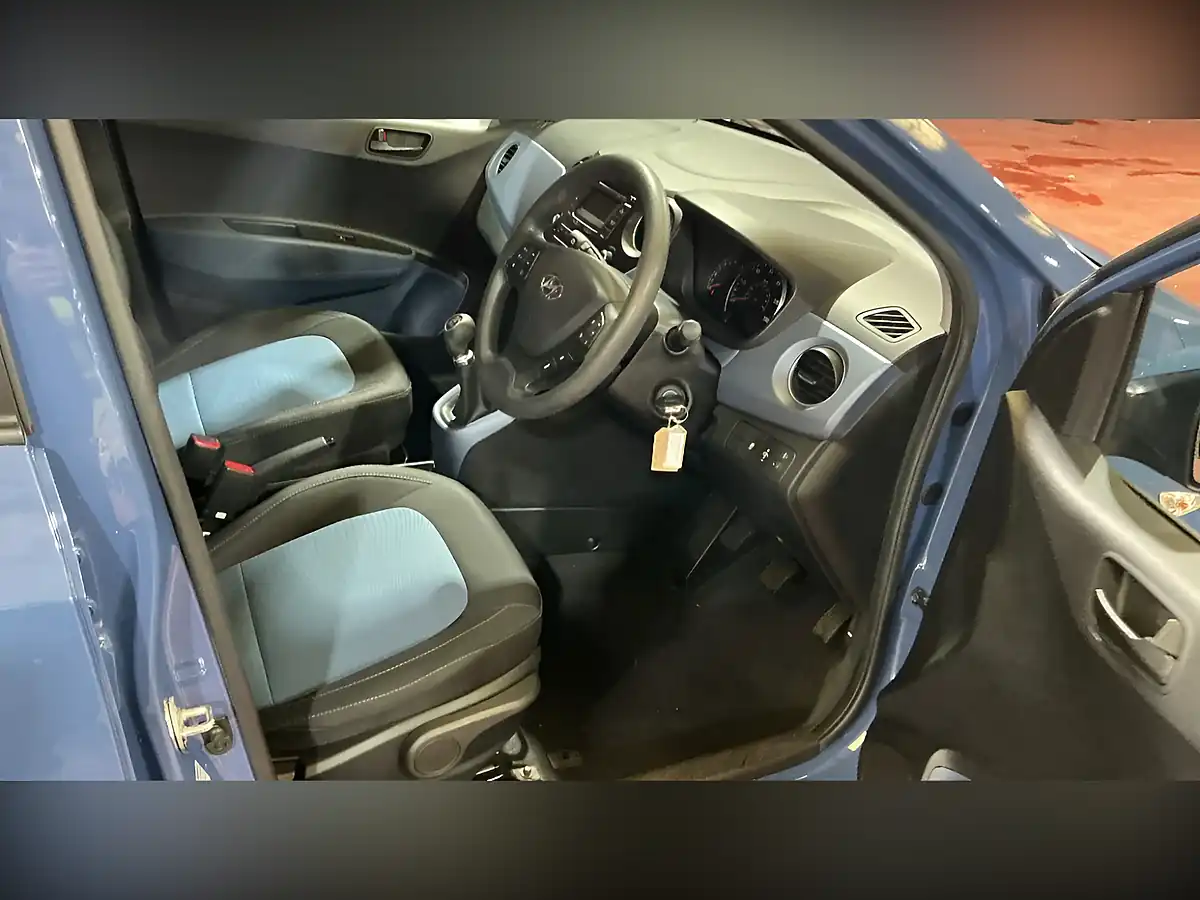 Used 2015 Hyundai i10 Se Blue - Interior and Exterior details 8