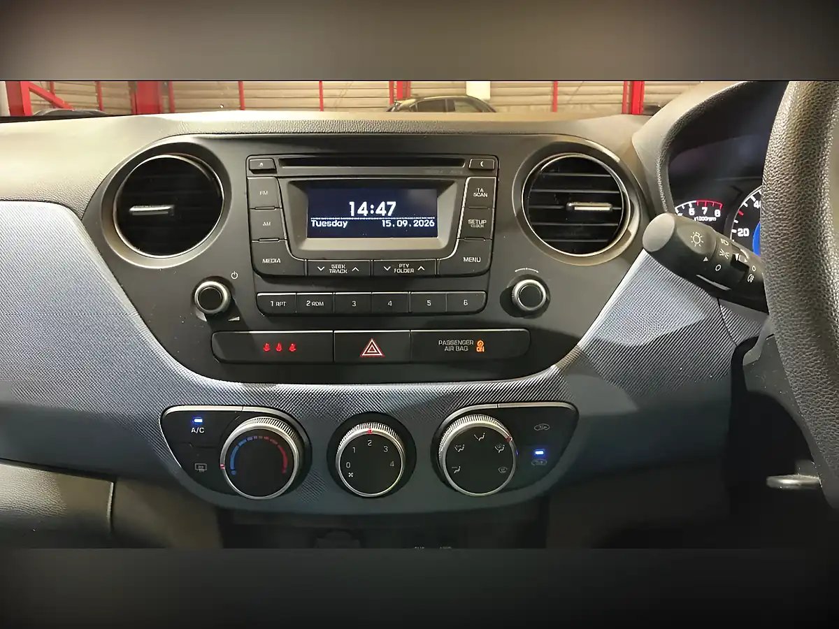 Used 2015 Hyundai i10 Se Blue - Interior and Exterior details 9