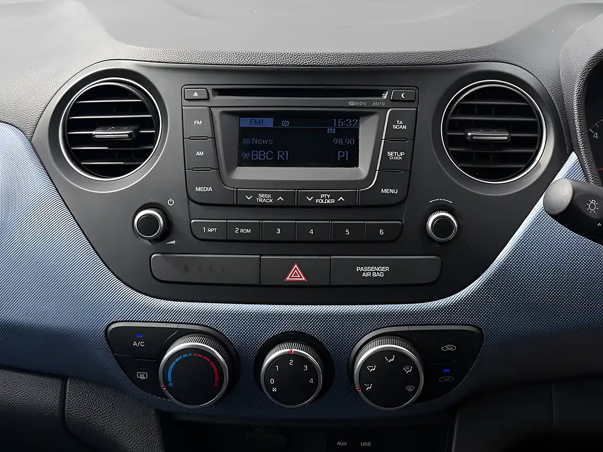 Used 2015 Hyundai I10 Se Polar White - Interior and Exterior details 14
