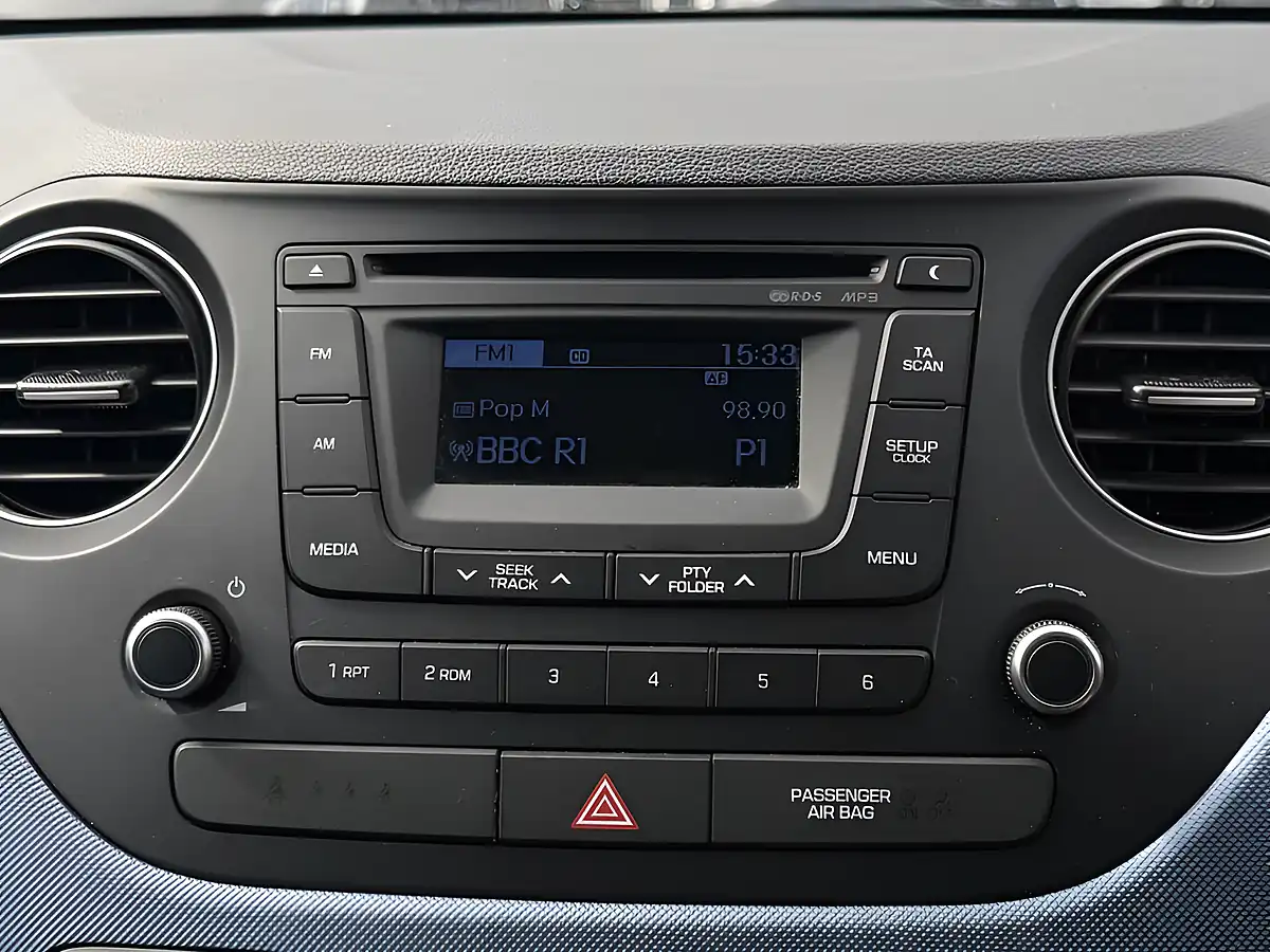 Used 2015 Hyundai I10 Se Polar White - Interior and Exterior details 15