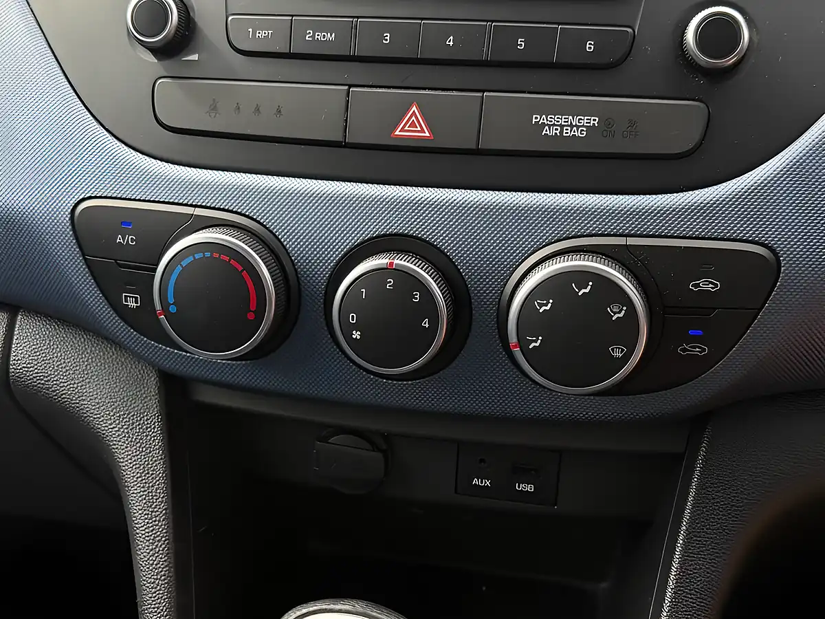 Used 2015 Hyundai I10 Se Polar White - Interior and Exterior details 16
