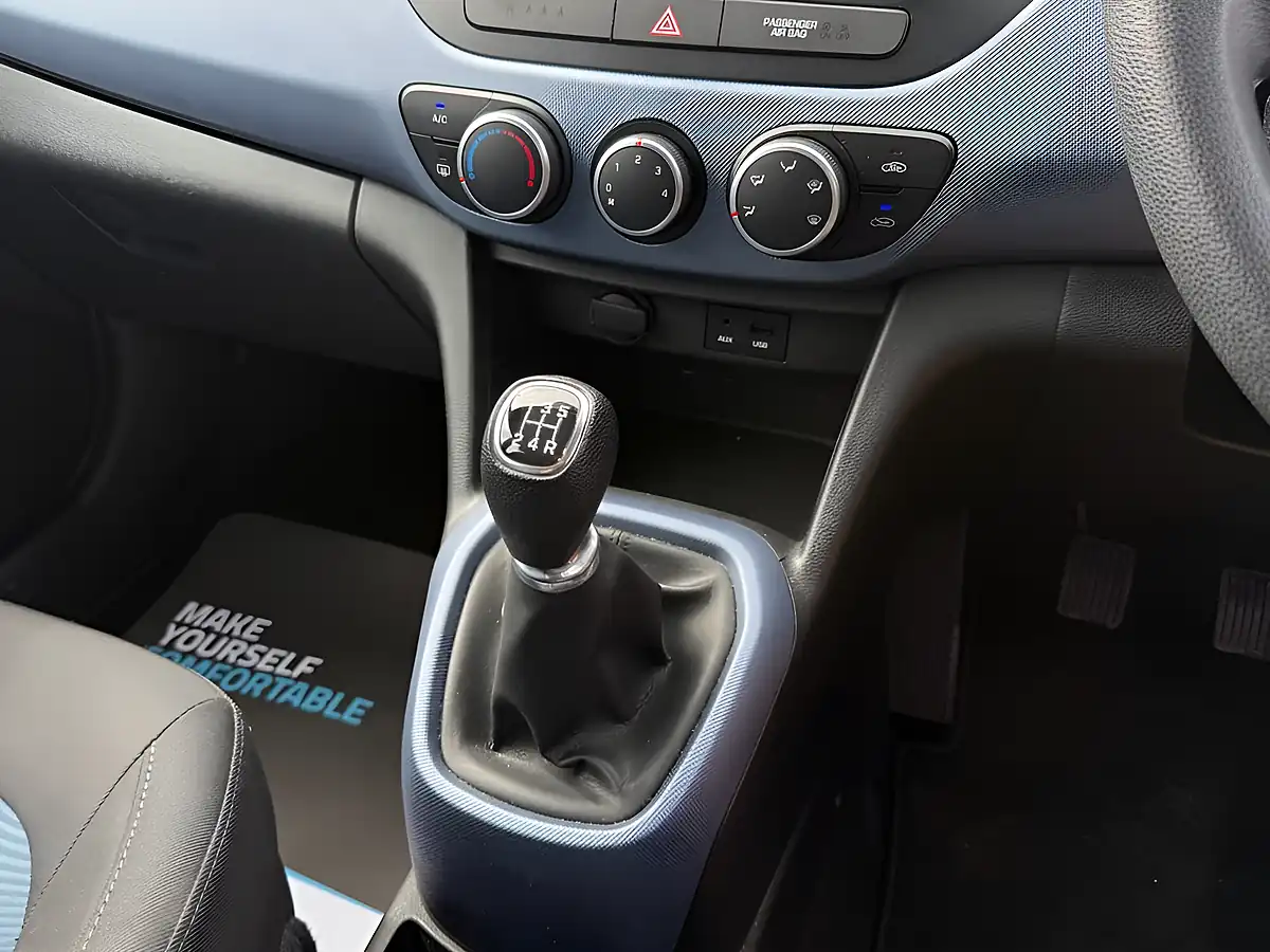 Used 2015 Hyundai I10 Se Polar White - Interior and Exterior details 17