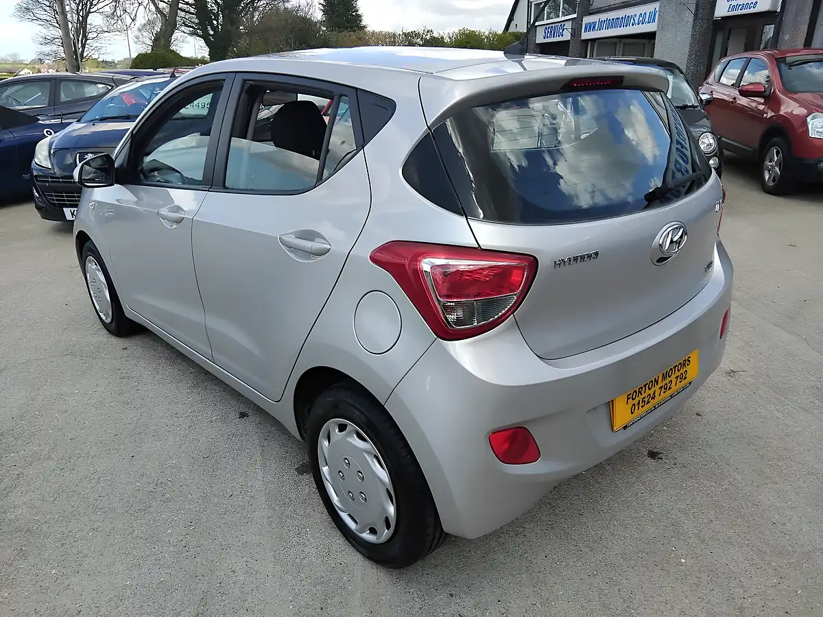 Used 2015 Hyundai i10 Se Silver - Interior and Exterior details 12