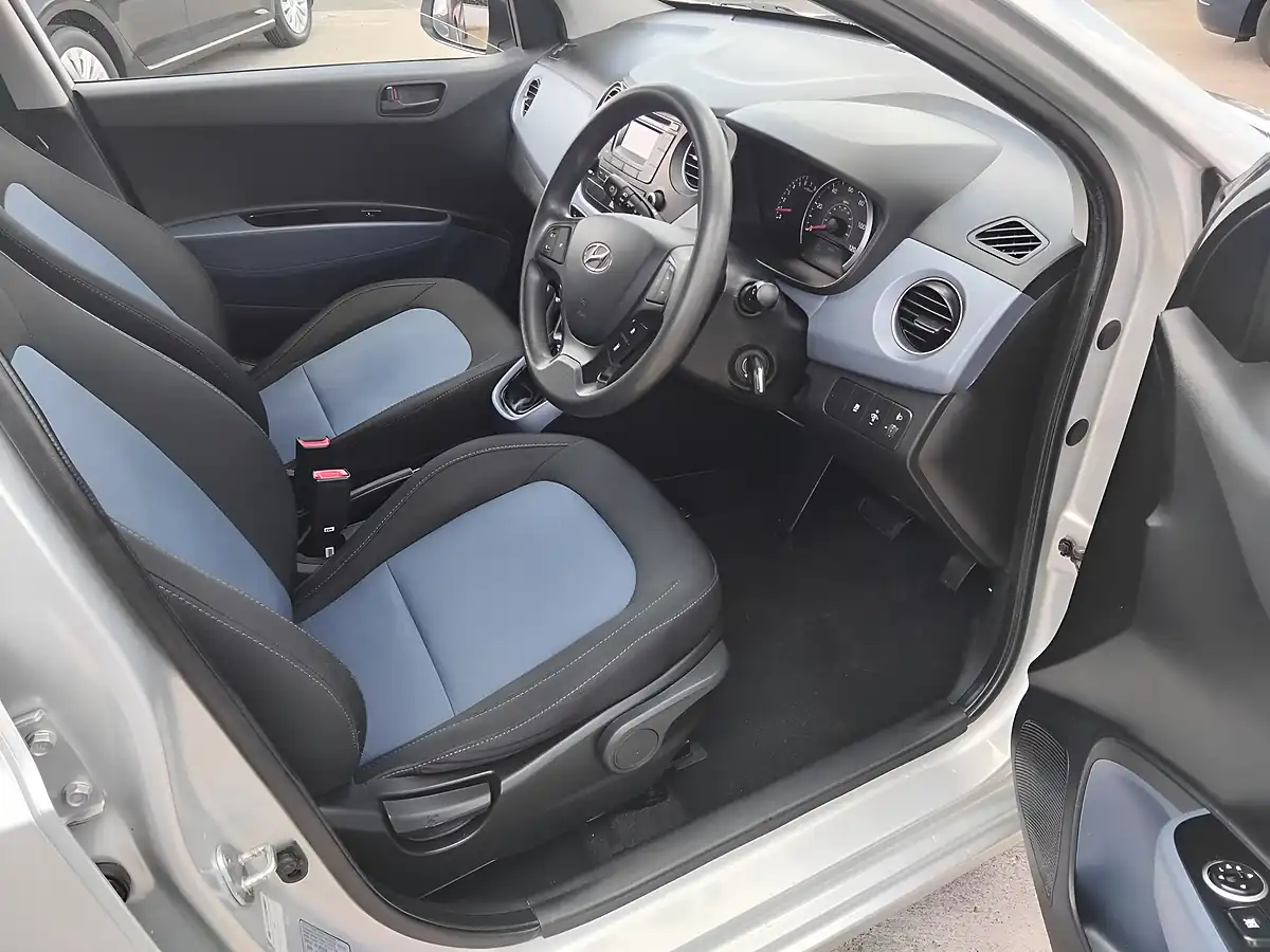 Used 2015 Hyundai i10 Se Silver - Interior and Exterior details 15