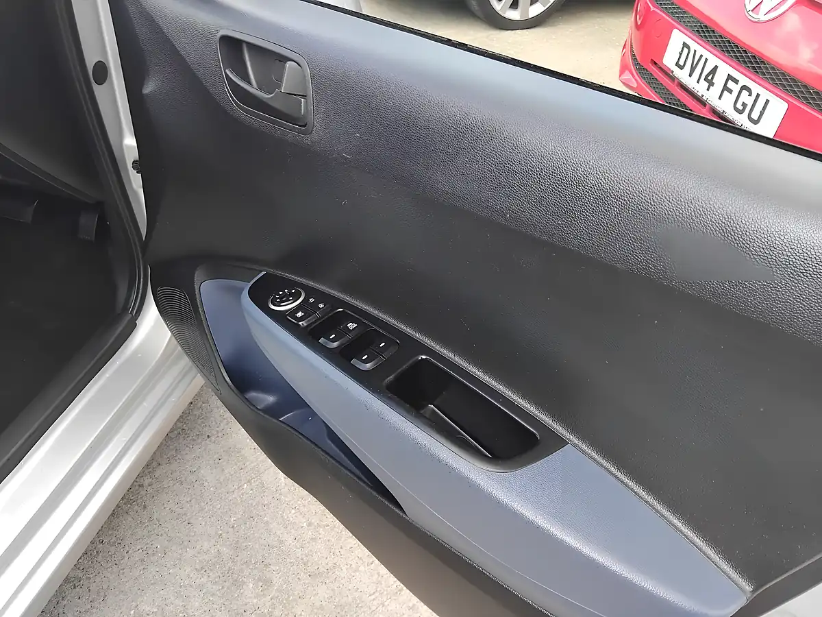 Used 2015 Hyundai i10 Se Silver - Interior and Exterior details 16