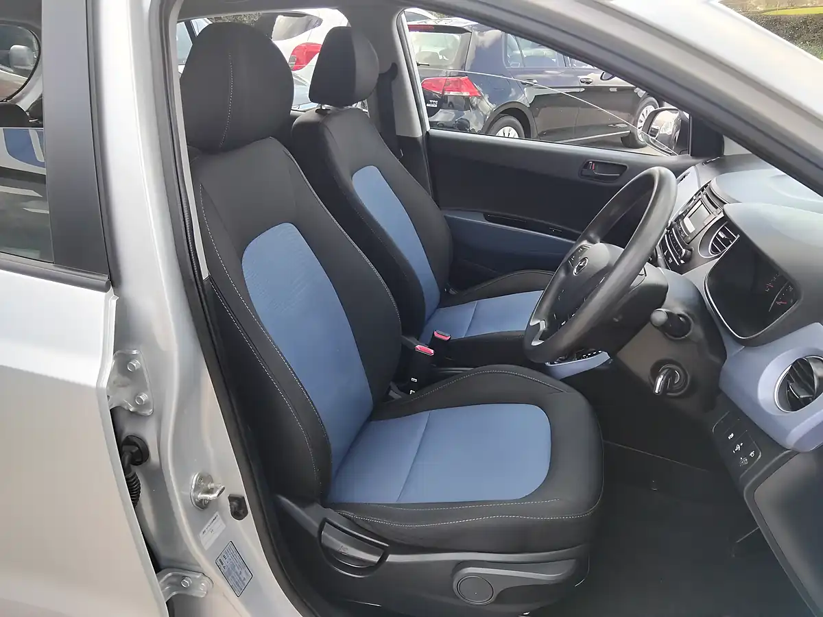 Used 2015 Hyundai i10 Se Silver - Interior and Exterior details 17