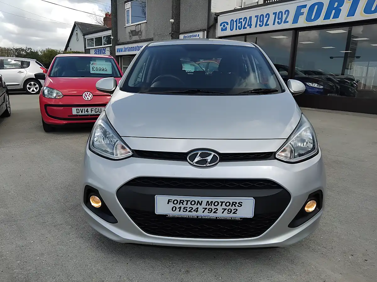 Used 2015 Hyundai i10 Se Silver - Interior and Exterior details 3