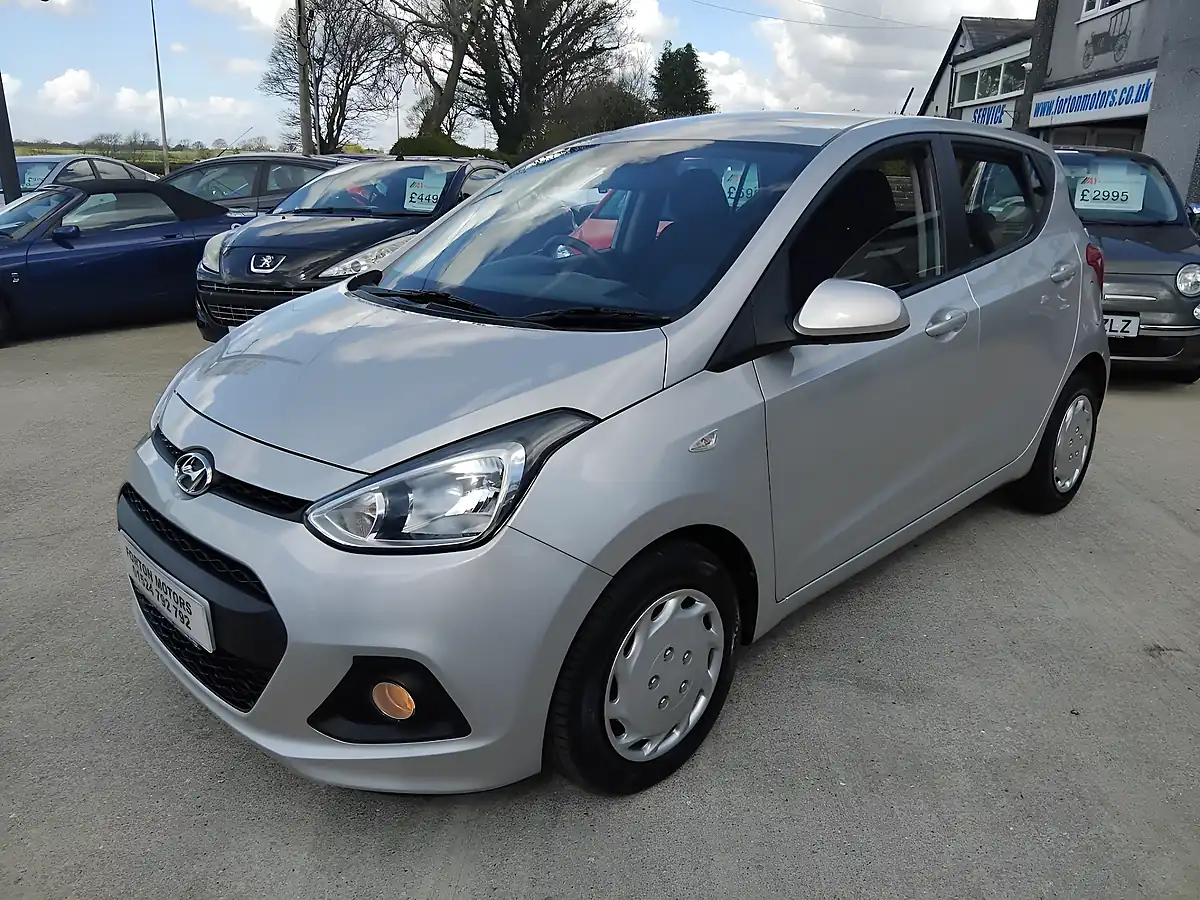 Used 2015 Hyundai i10 Se Silver - Interior and Exterior details 4
