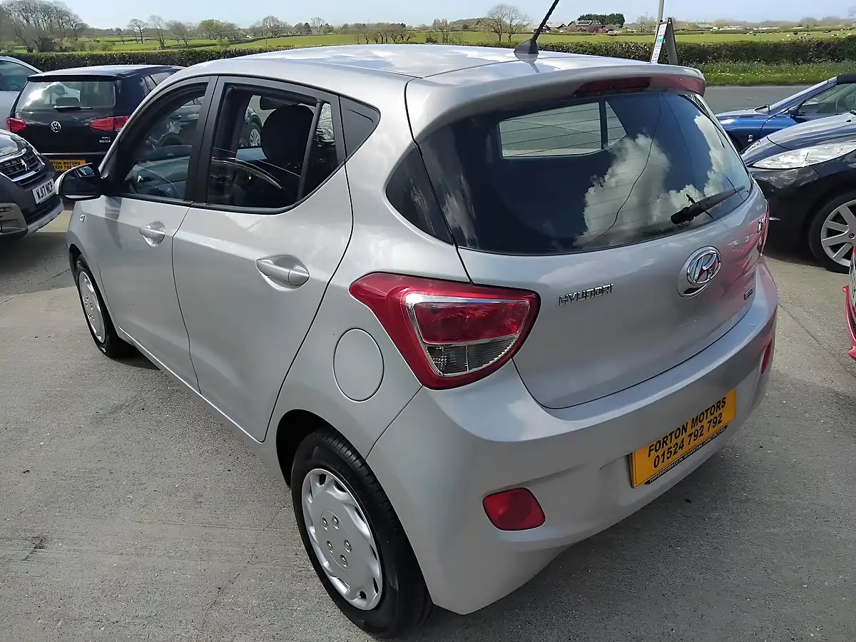 Used 2015 Hyundai i10 Se Silver - Interior and Exterior details 6