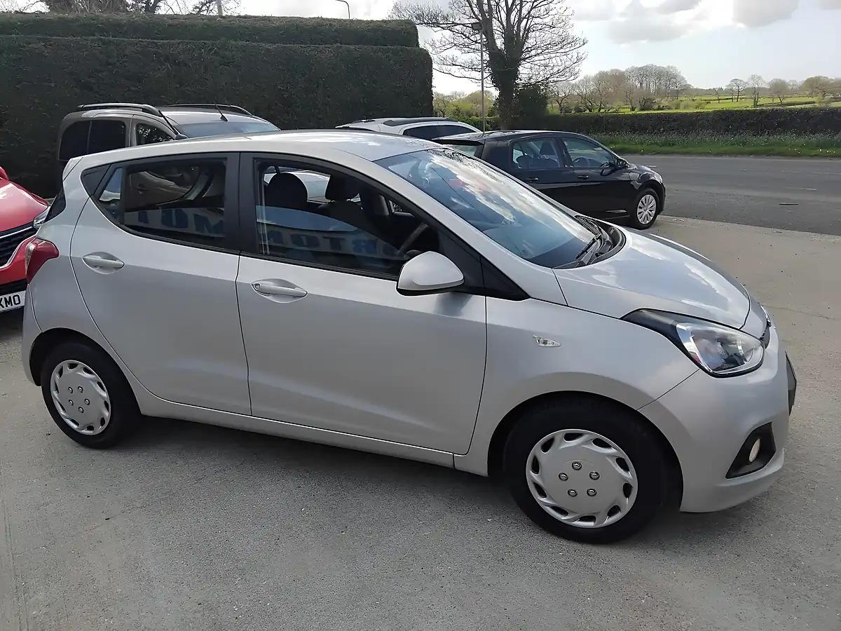 Used 2015 Hyundai i10 Se Silver - Interior and Exterior details 9