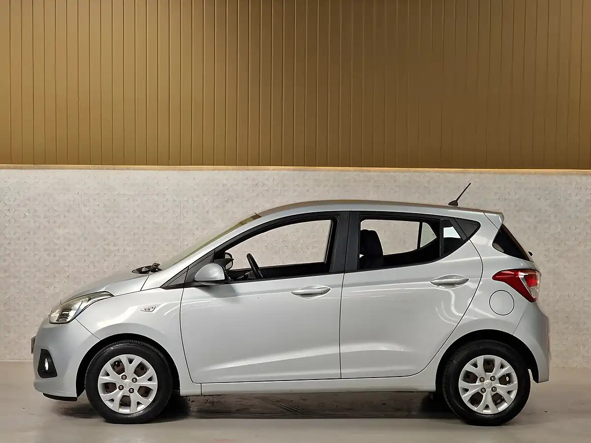 Used 2015 Hyundai I10 Se Sleek Silver Metallic - Interior and Exterior details 11