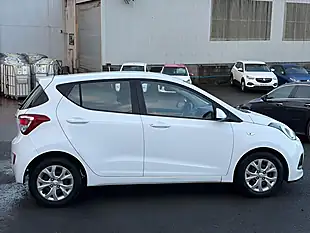 Used 2015 Hyundai I10 Se White - Interior and Exterior details 8