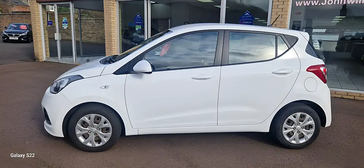 Used 2015 Hyundai i10 Se White - Interior and Exterior details 3