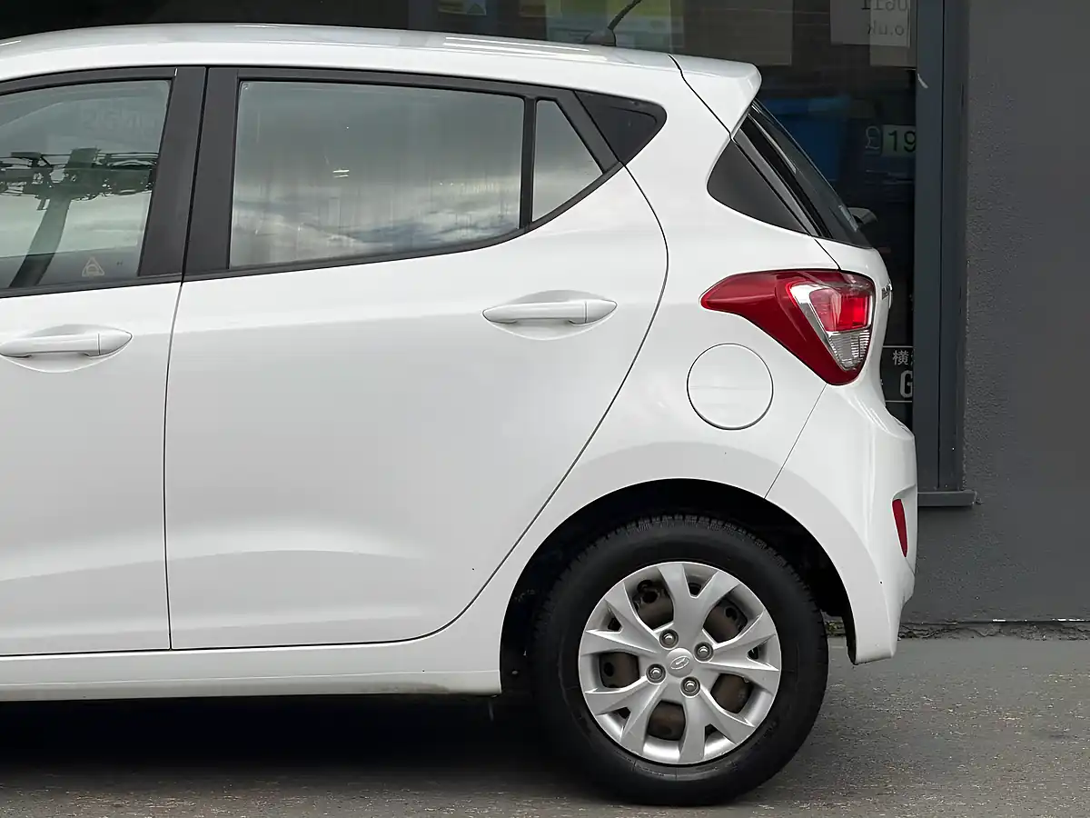 Used 2015 Hyundai I10 Se White - Interior and Exterior details 11