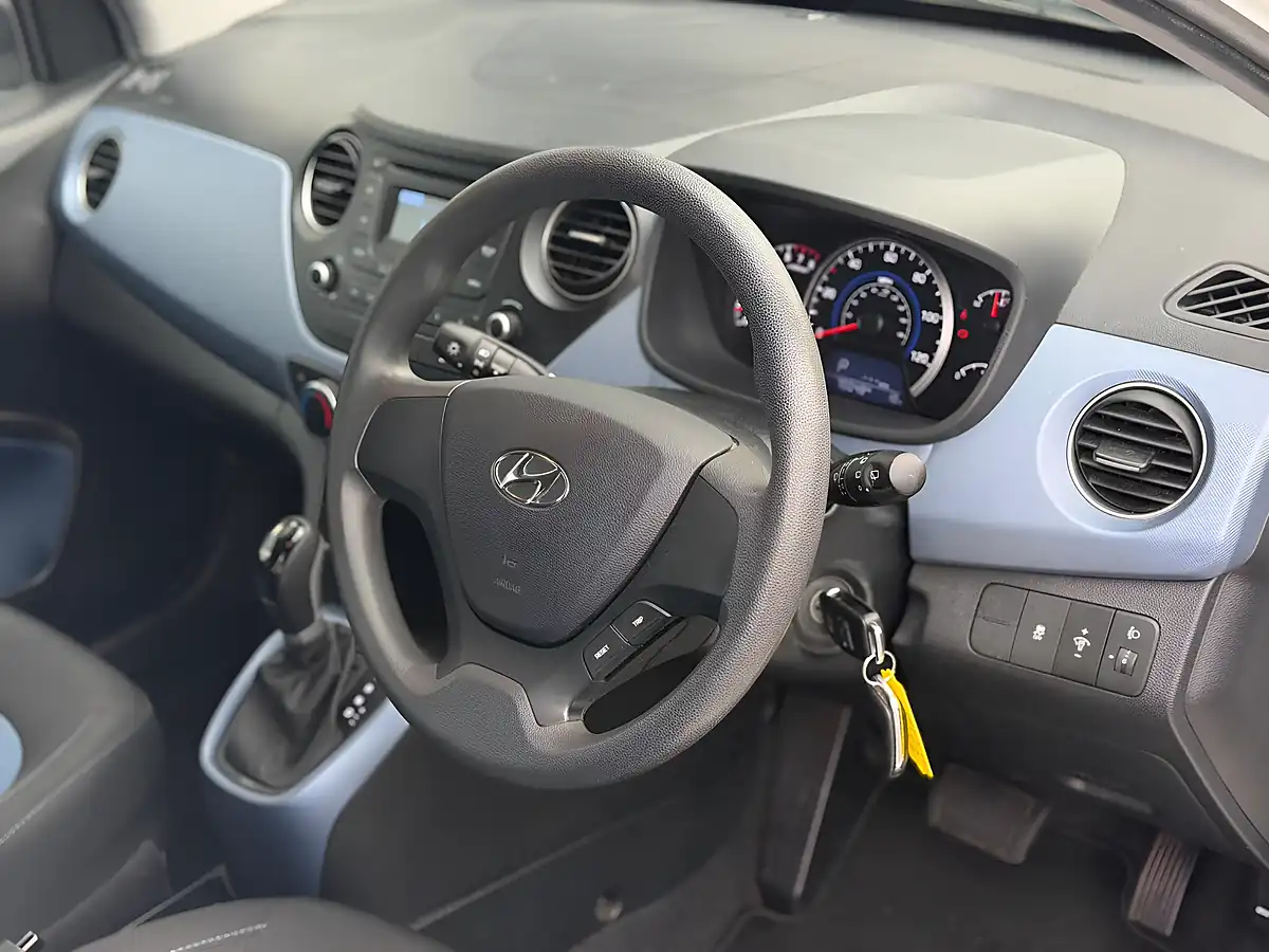 Used 2015 Hyundai I10 Se White - Interior and Exterior details 12