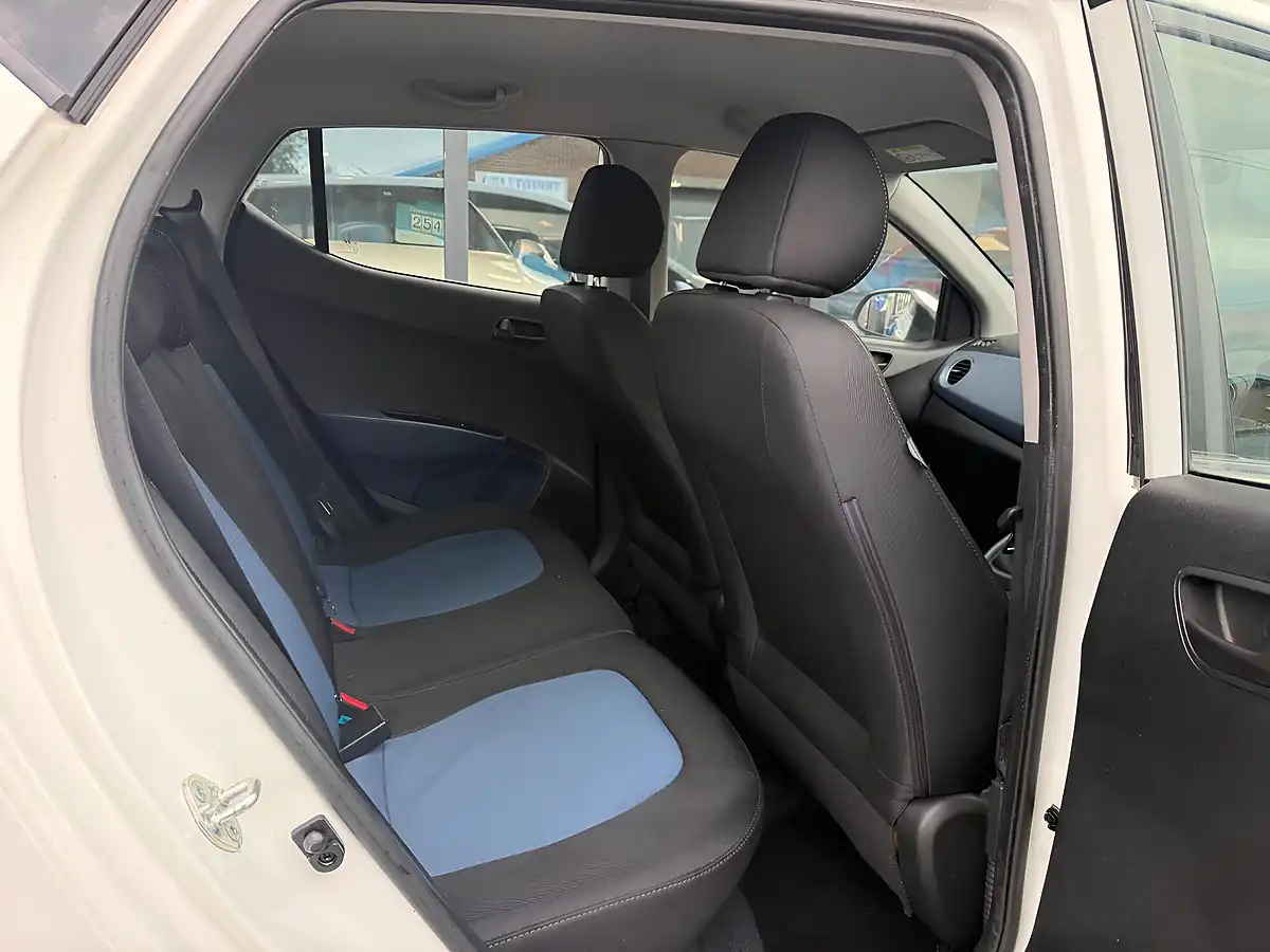 Used 2015 Hyundai I10 Se White - Interior and Exterior details 17