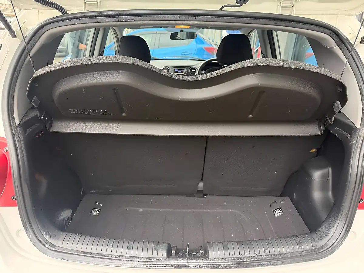 Used 2015 Hyundai I10 Se White - Interior and Exterior details 18