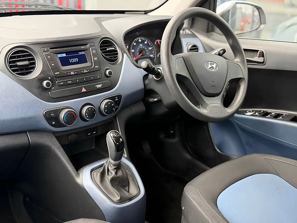 Used 2015 Hyundai I10 Se White - Interior and Exterior details 3