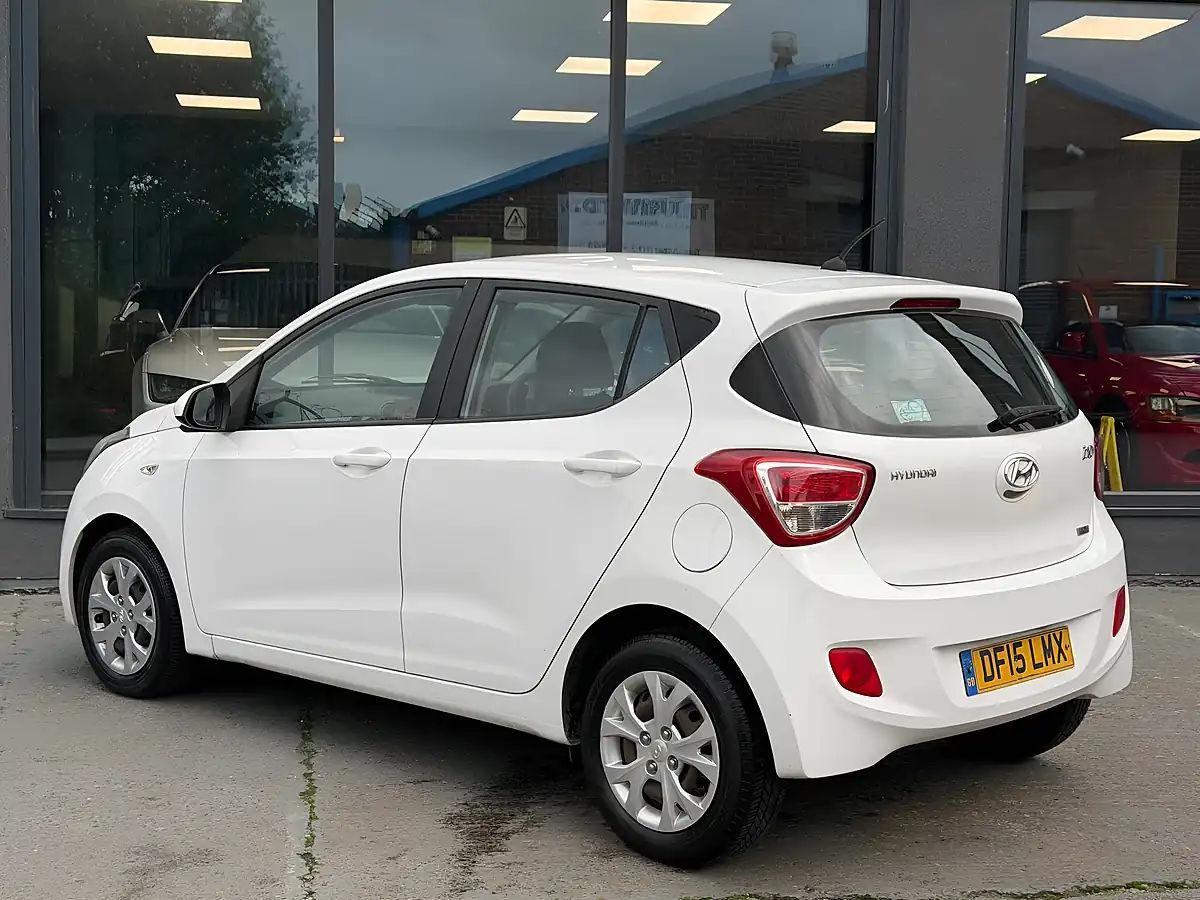 Used 2015 Hyundai I10 Se White - Interior and Exterior details 6
