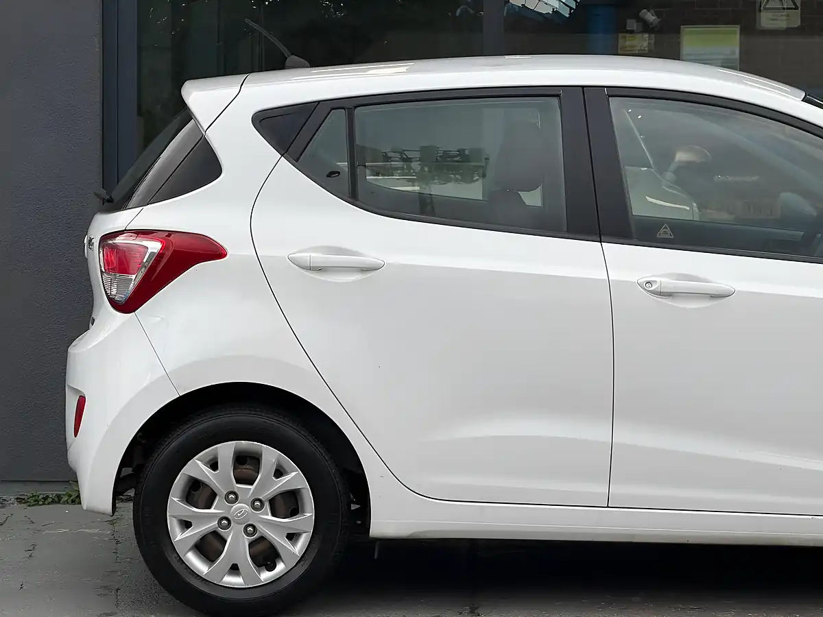 Used 2015 Hyundai I10 Se White - Interior and Exterior details 8