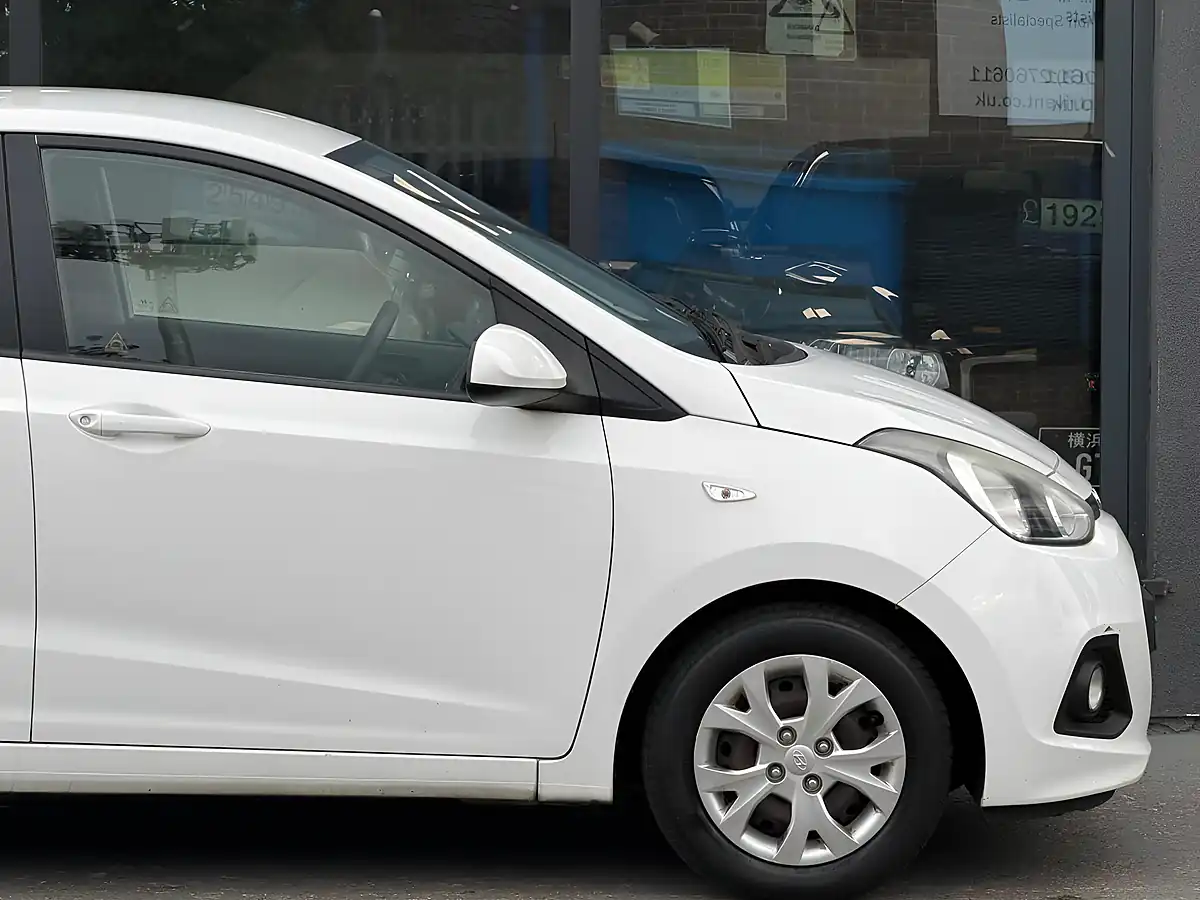Used 2015 Hyundai I10 Se White - Interior and Exterior details 9