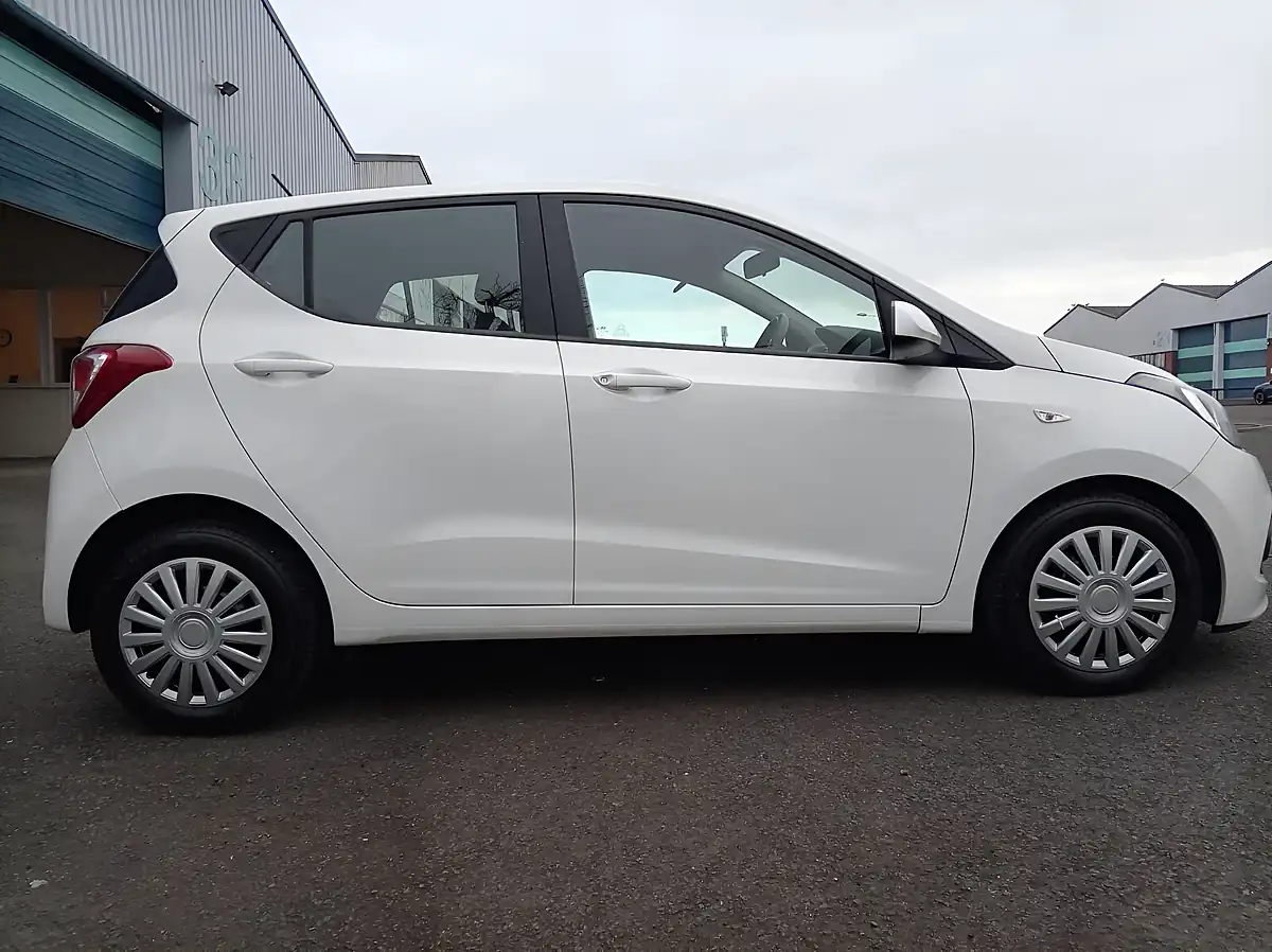 Used 2015 Hyundai i10 Se White - Interior and Exterior details 7