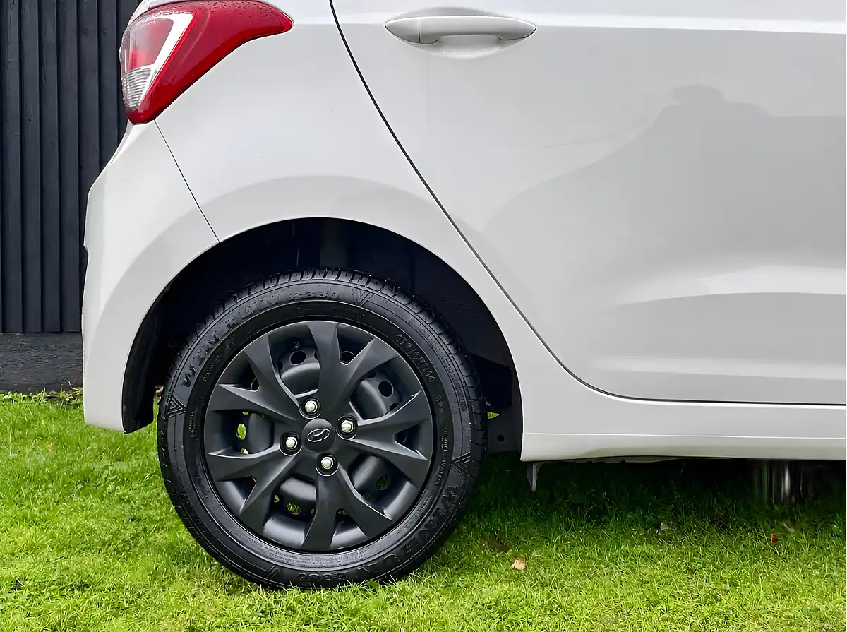 Used 2015 Hyundai i10 Se White - Interior and Exterior details 10