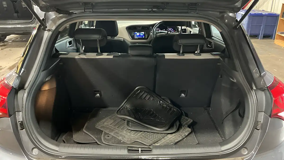 Used 2015 Hyundai I20 1.4 Premium Grey - Interior and Exterior details 3
