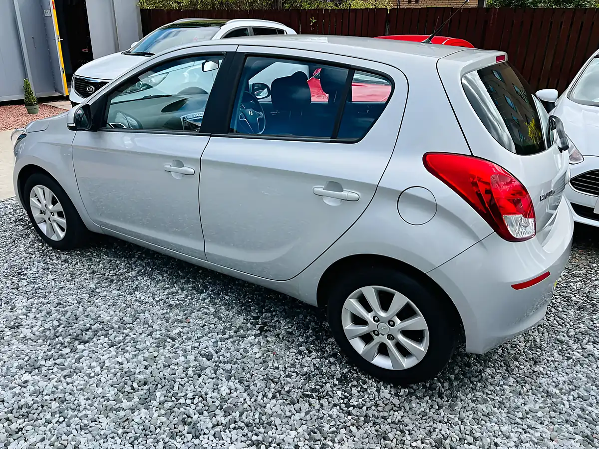 Used 2015 Hyundai i20 Active Silver - Interior and Exterior details 18