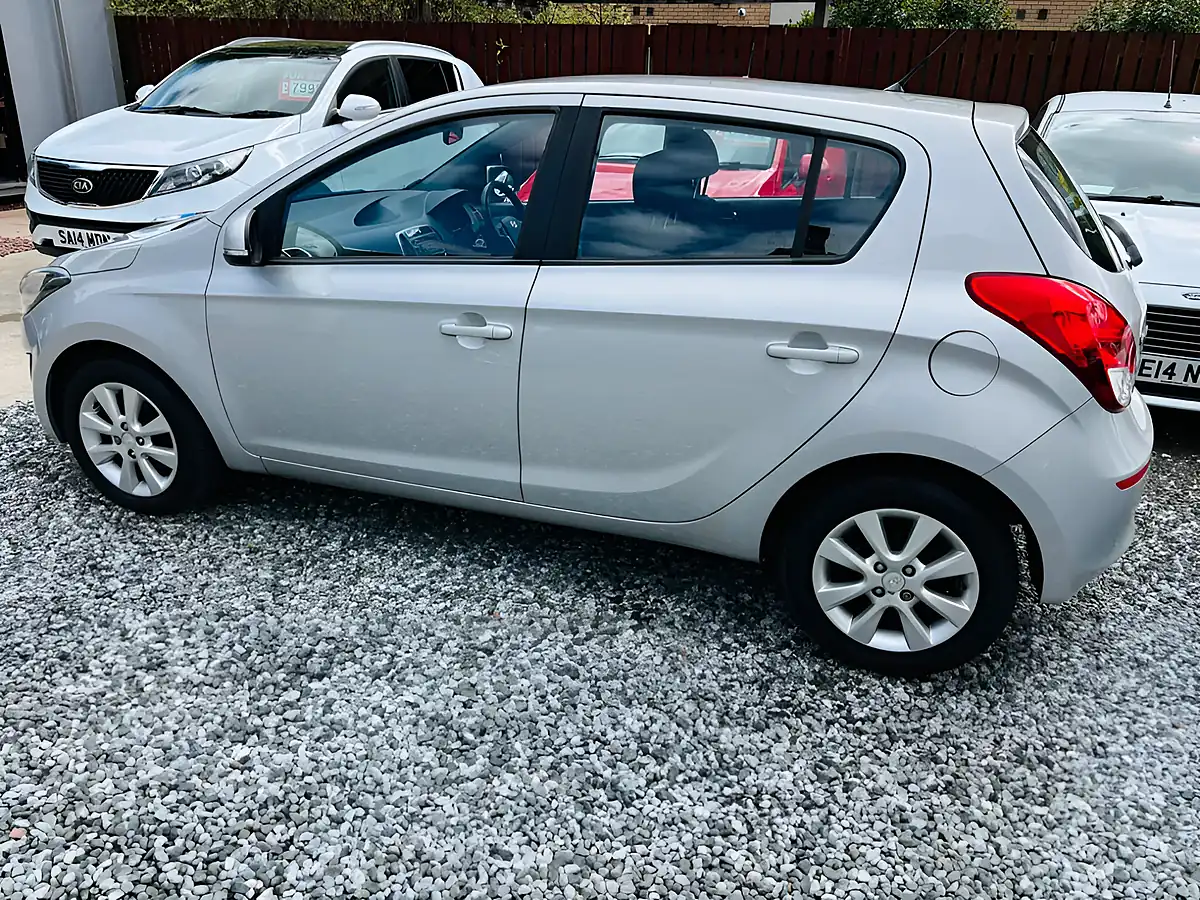 Used 2015 Hyundai i20 Active Silver - Interior and Exterior details 19