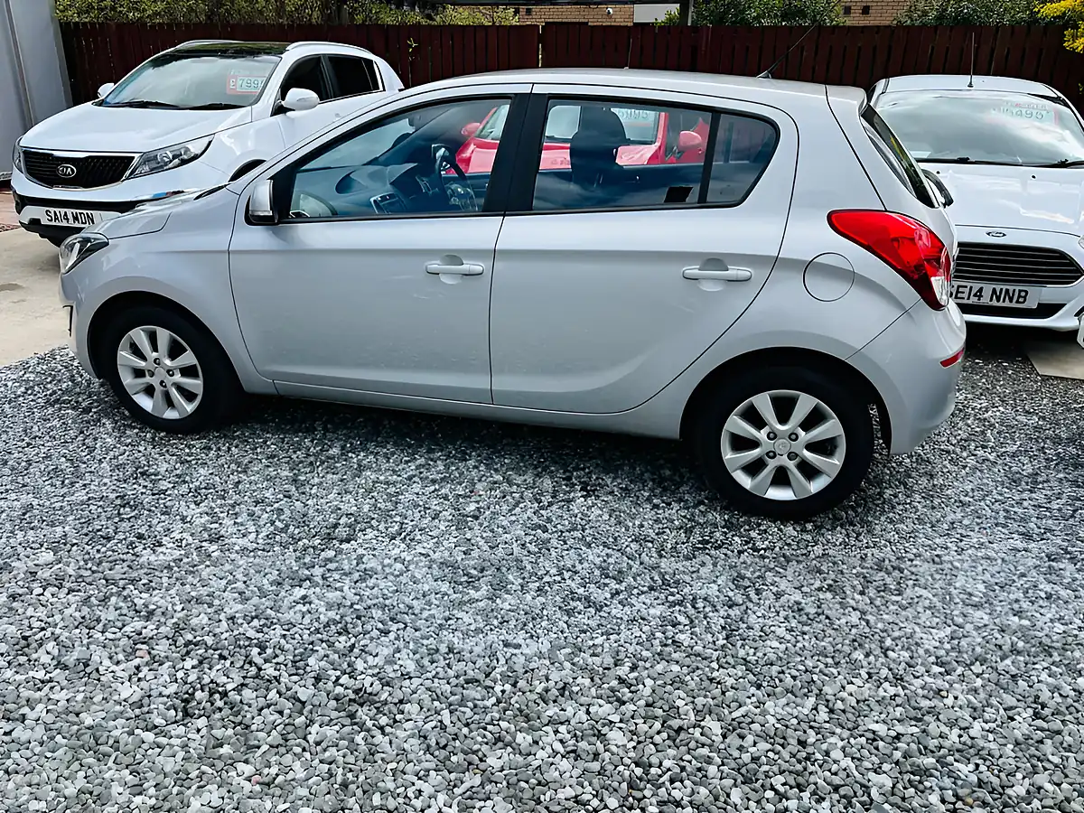 Used 2015 Hyundai i20 Active Silver - Interior and Exterior details 20