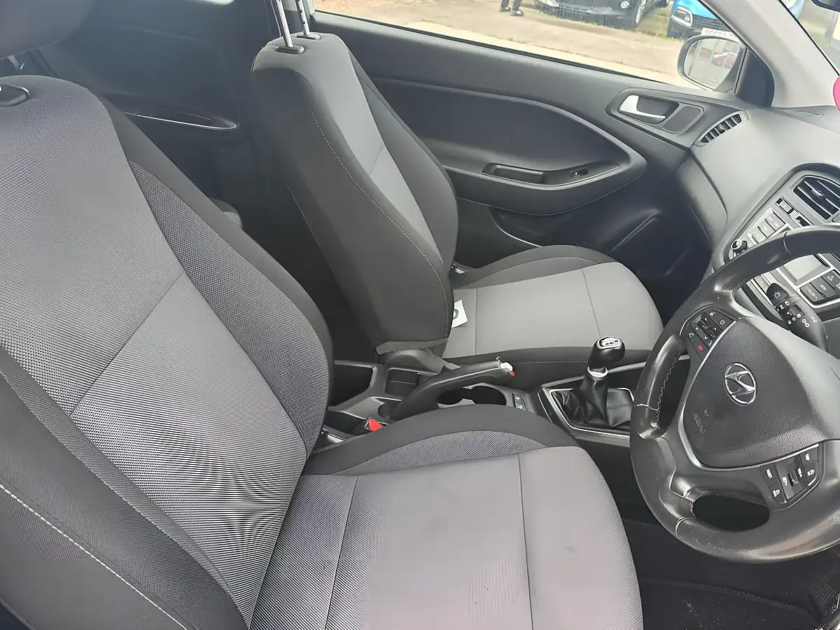 Used 2015 Hyundai I20 Blue Drive Se White - Interior and Exterior details 12