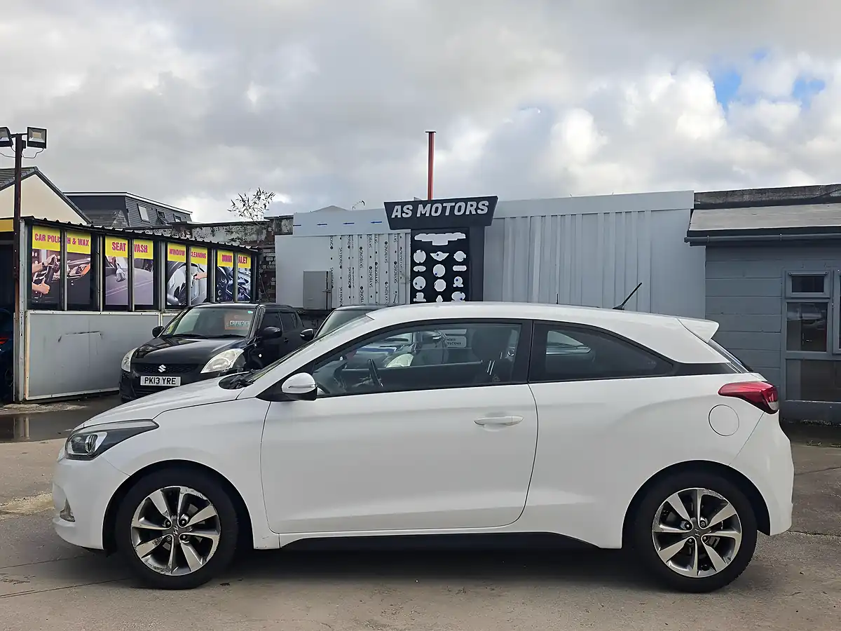 Used 2015 Hyundai I20 Blue Drive Se White - Interior and Exterior details 4