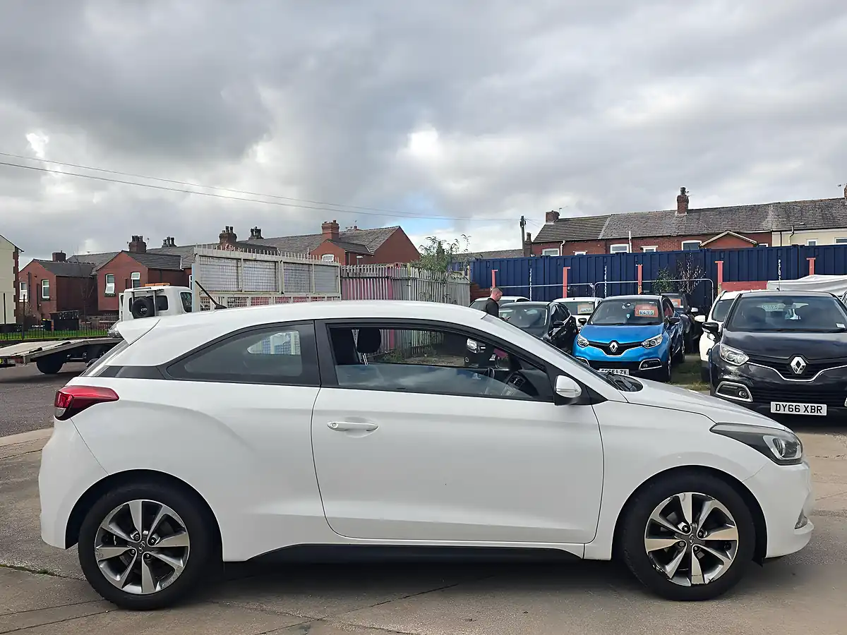 Used 2015 Hyundai I20 Blue Drive Se White - Interior and Exterior details 8