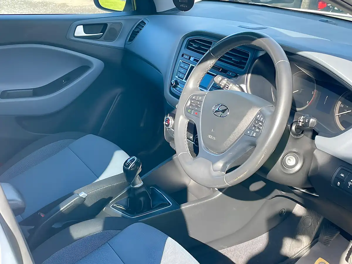 Used 2015 Hyundai i20 Premium Polar White - Interior and Exterior details 13
