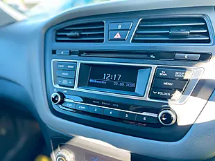 Used 2015 Hyundai i20 Premium Polar White - Interior and Exterior details 16