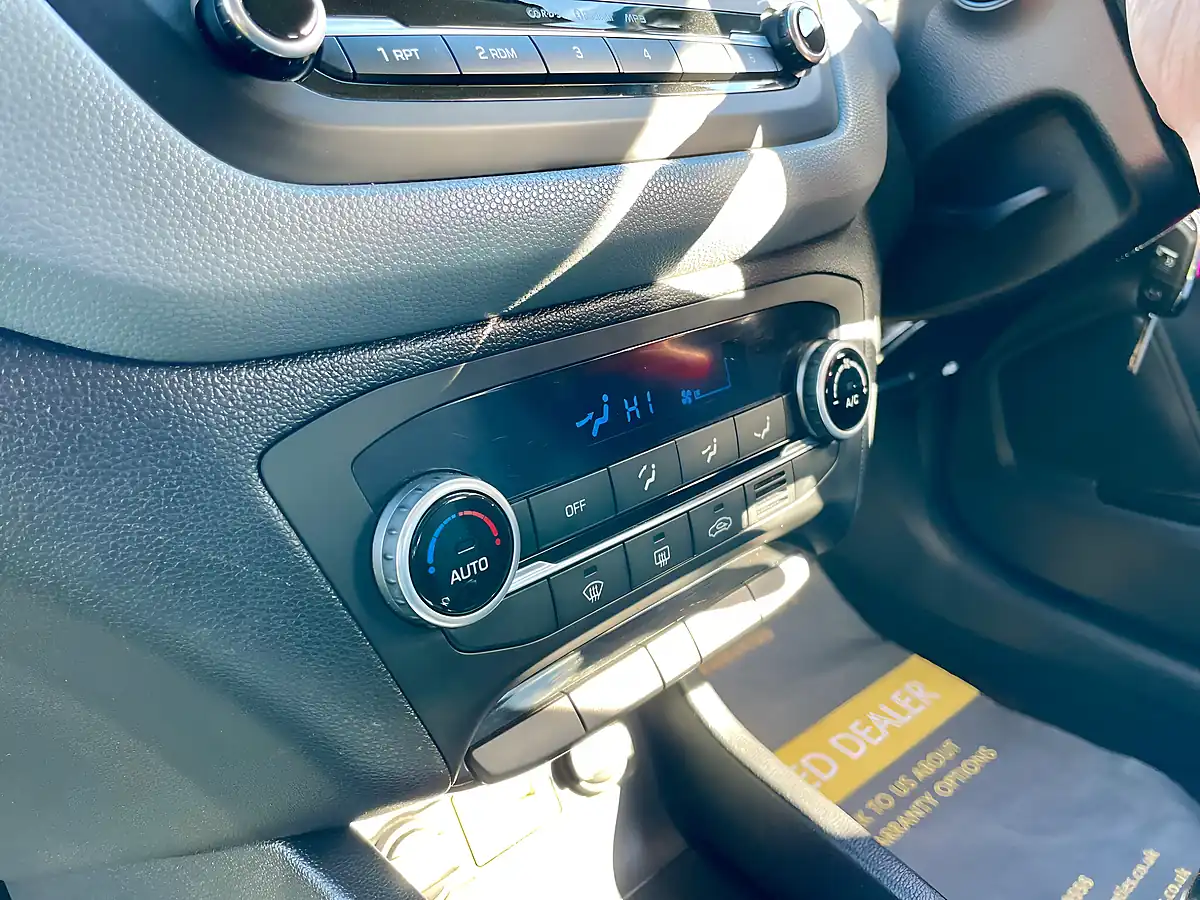 Used 2015 Hyundai i20 Premium Polar White - Interior and Exterior details 20
