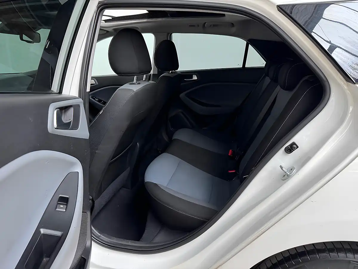 Used 2015 Hyundai I20 Premium Se Polar White - Interior and Exterior details 10