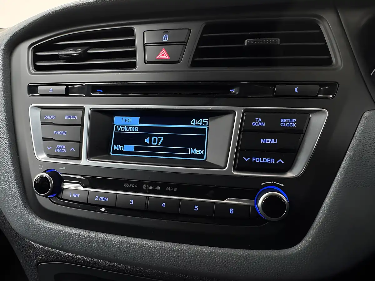 Used 2015 Hyundai I20 Premium Se Polar White - Interior and Exterior details 13