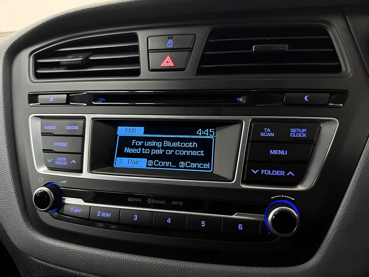 Used 2015 Hyundai I20 Premium Se Polar White - Interior and Exterior details 14