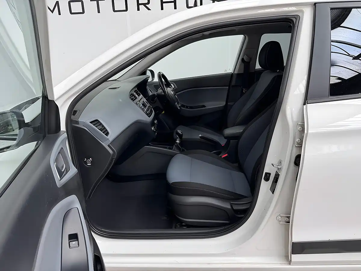 Used 2015 Hyundai I20 Premium Se Polar White - Interior and Exterior details 9