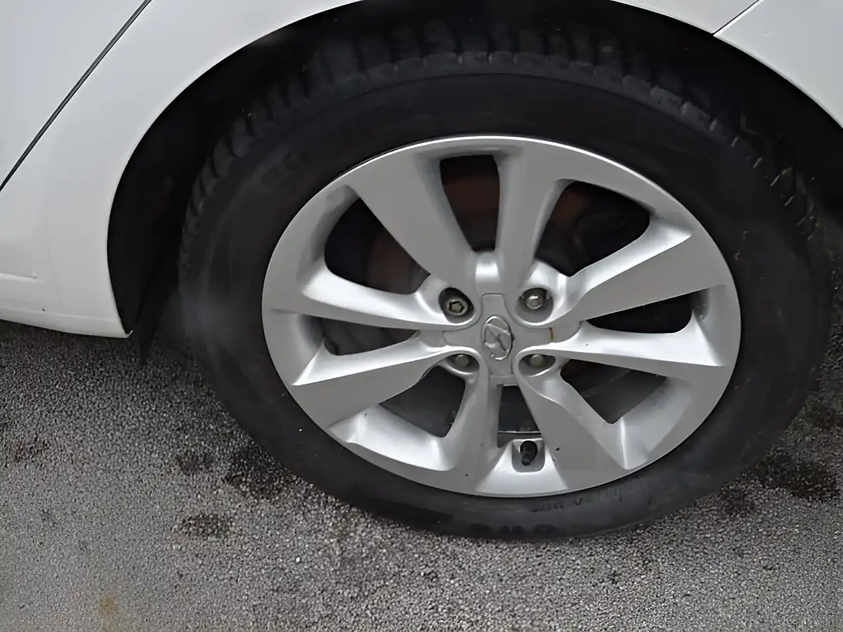 Used 2015 Hyundai I20 Premium Se White - Interior and Exterior details 11