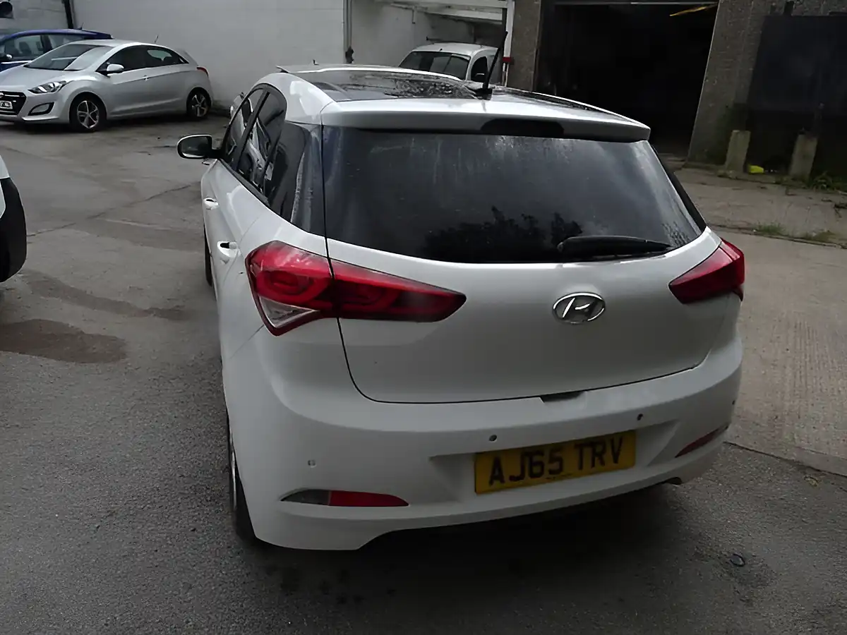 Used 2015 Hyundai I20 Premium Se White - Interior and Exterior details 7