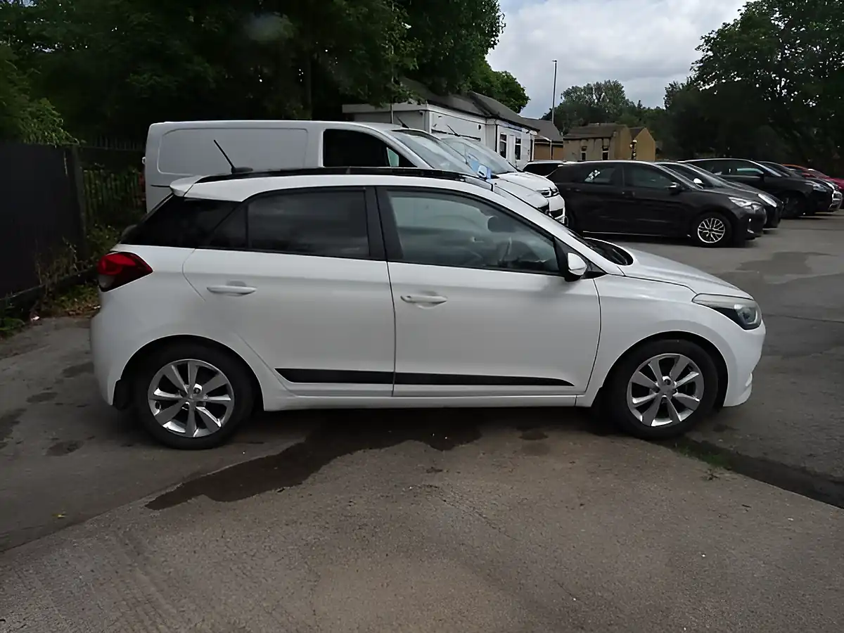 Used 2015 Hyundai I20 Premium Se White - Interior and Exterior details 9