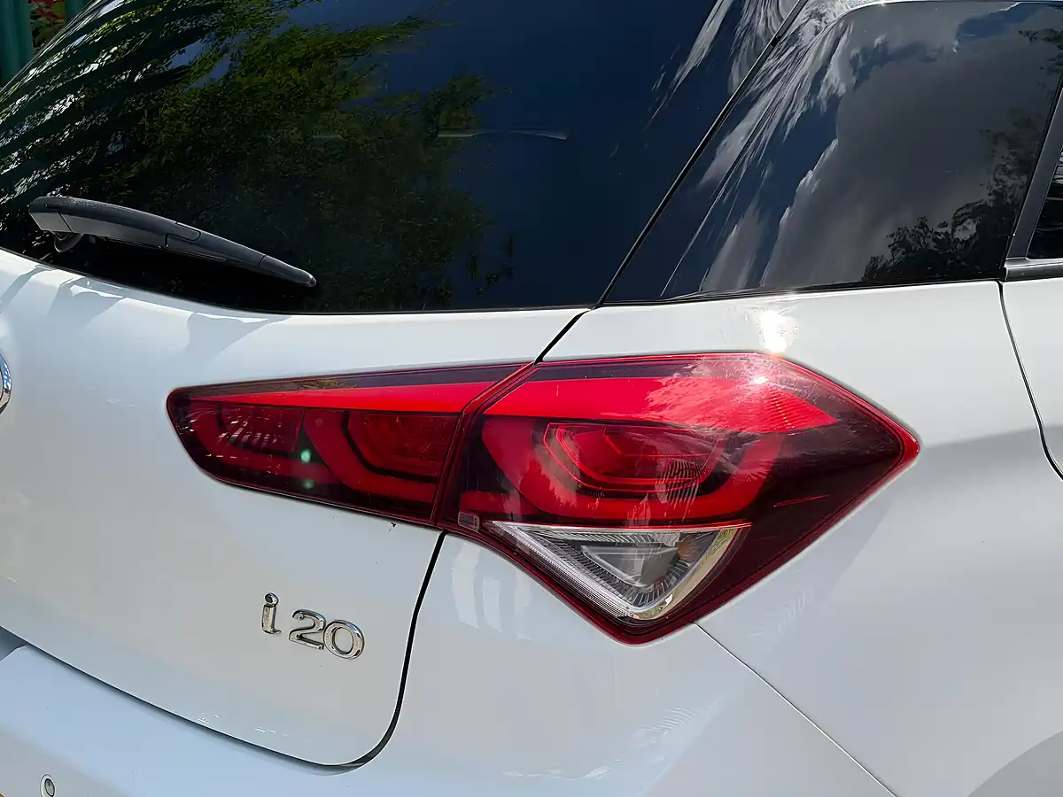 Used 2015 Hyundai I20 Premium Se White - Interior and Exterior details 10