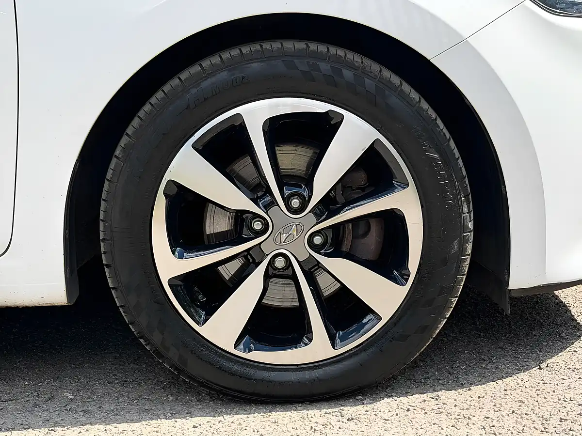 Used 2015 Hyundai I20 Premium Se White - Interior and Exterior details 5
