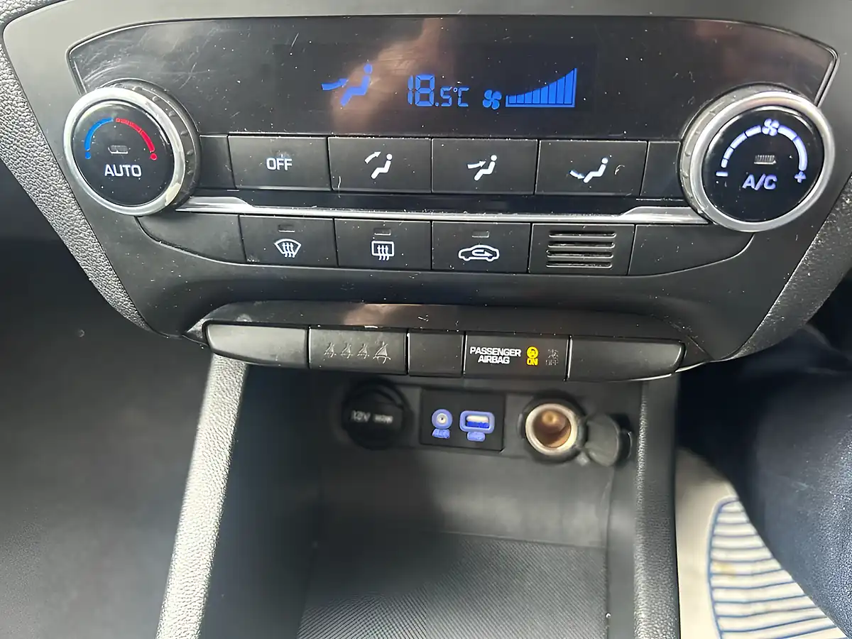 Used 2015 Hyundai I20 Premium Silver - Interior and Exterior details 10