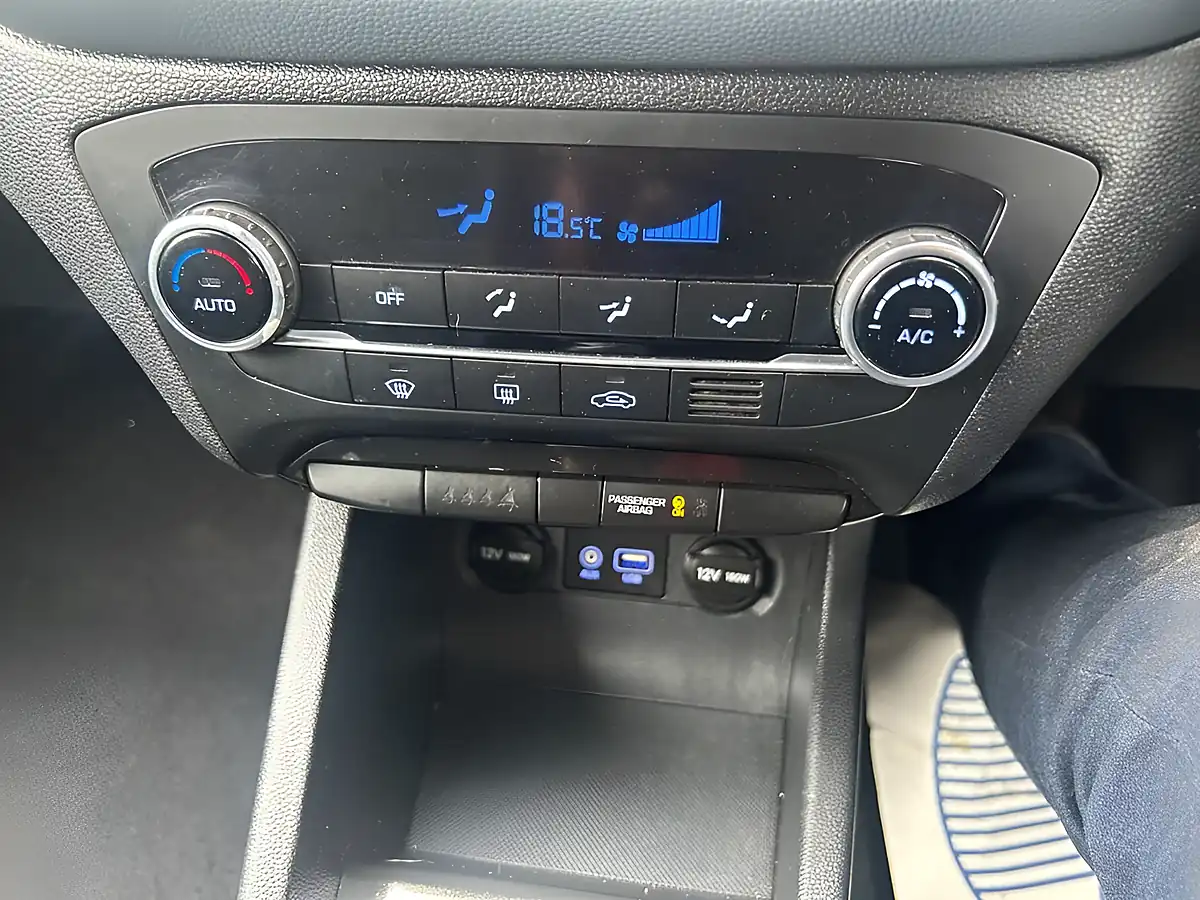 Used 2015 Hyundai I20 Premium Silver - Interior and Exterior details 11